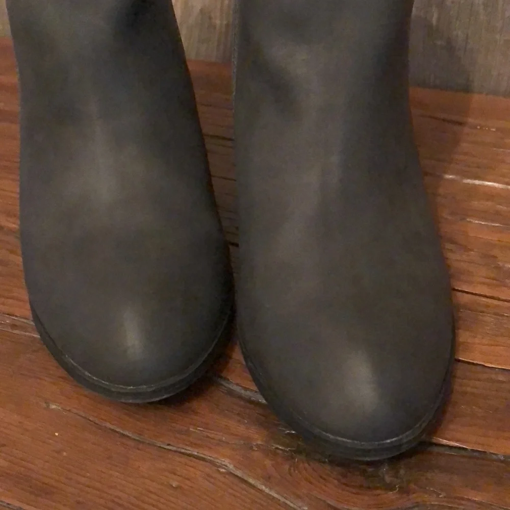Express Faux Leather Ankle Bootie in Dark Gray Size 9 Women’s